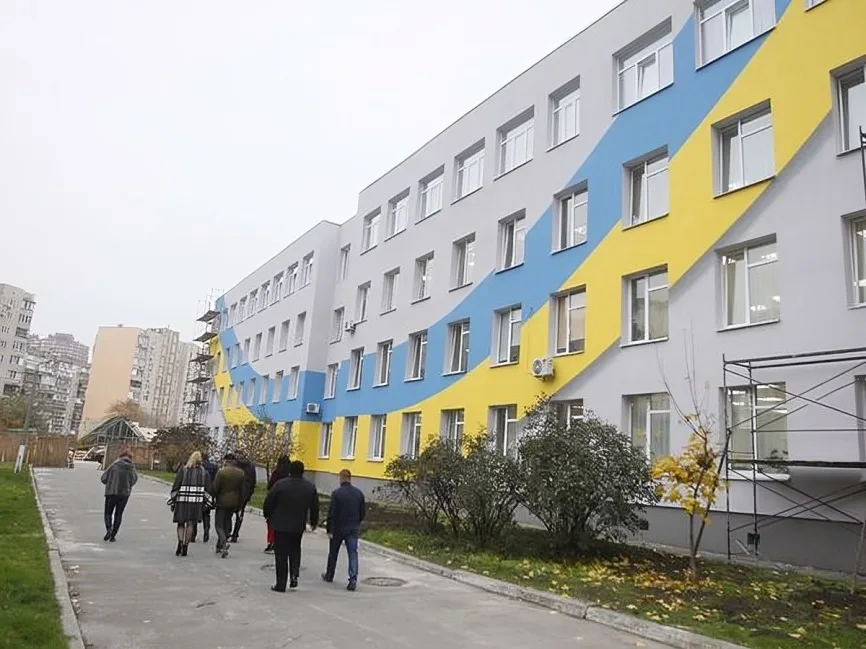 Будівля ліцею з синьо-жовтим оздобленням фасаду